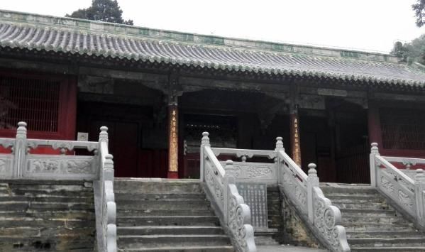 没用|此寺庙没用一颗钉子，全寺共10000条龙，被称为深山里的“故宫”