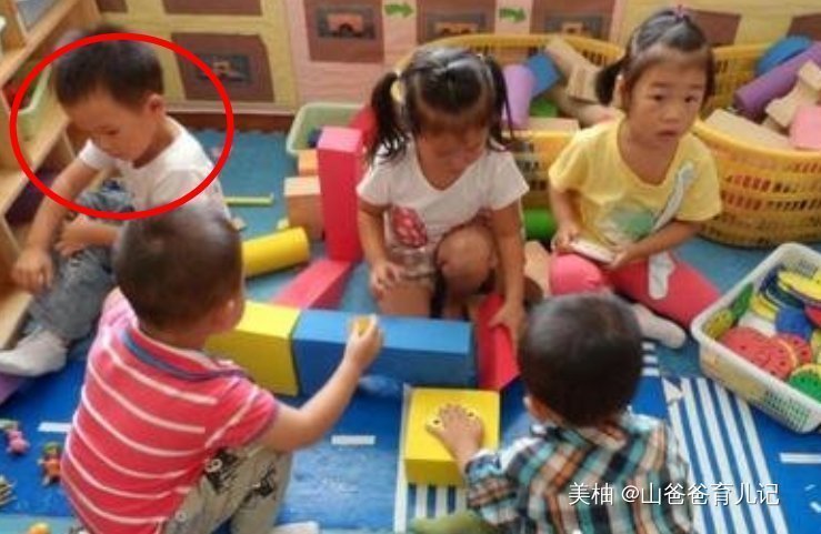 分内之事|孩子突然不愿意去幼儿园,在嘴里嘀咕“一个人”,家长蹲守后怒了