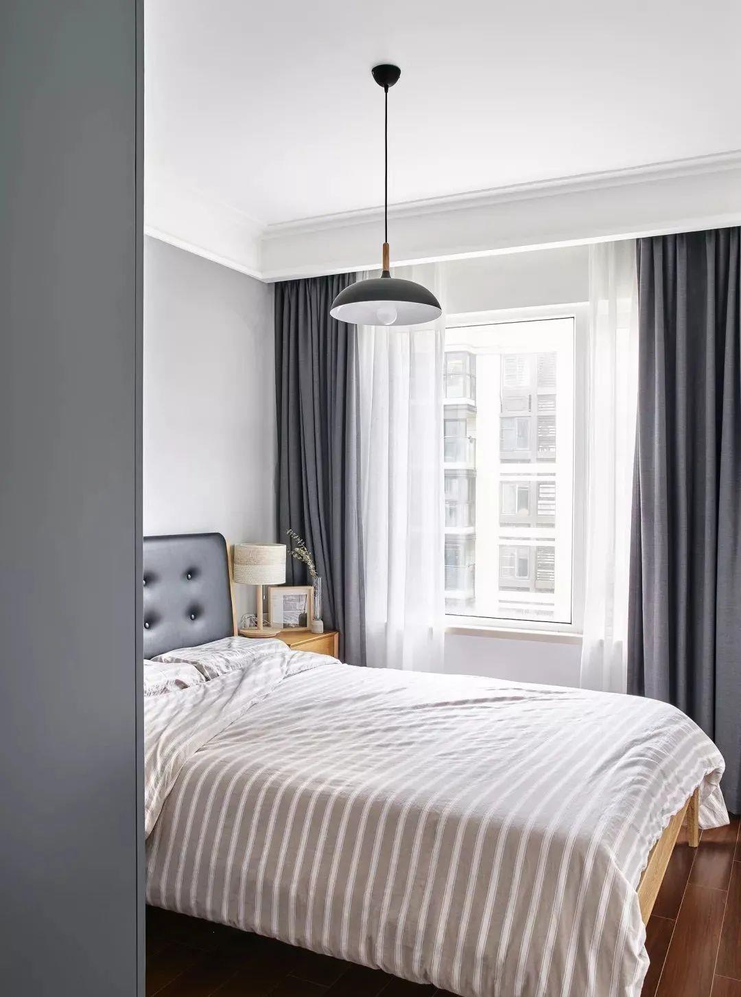 搭配|87㎡现代简约家居,一整面沙发墙做书柜,真心漂亮又实用!