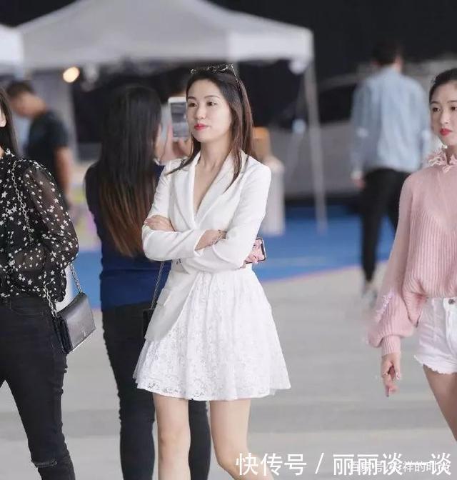 西装|街拍半身西装半身裙,美女这件衣服有点独特!让人移不开眼