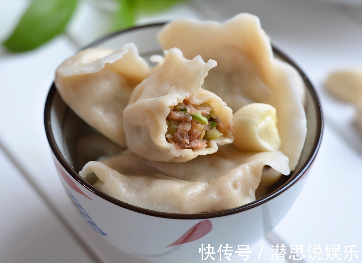 拌饺子馅，先调味还是后调味做对了，饺子鲜嫩多汁，入味还不腥
