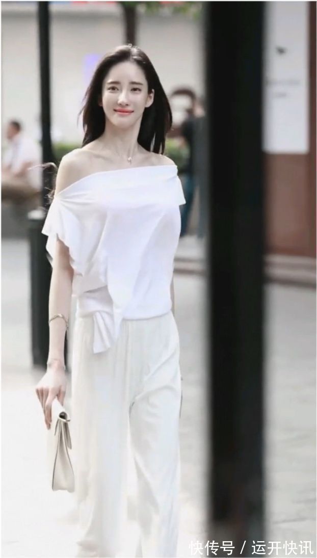 一笑|偶遇网红潘南奎，清纯白色穿搭美丽如初，甜美一笑太迷人