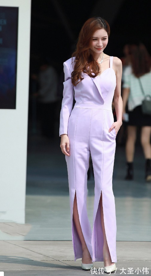 街拍|美女街拍:职场女性的巧妙穿搭,一身连体裤套装,尽显知性和干练的气质