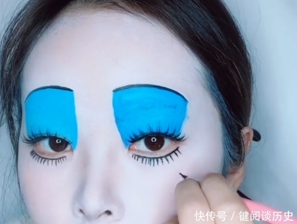 化妆|女生脸上画“红皇后”仿妆,开始被说老套路了,看到成品:电影你来演!