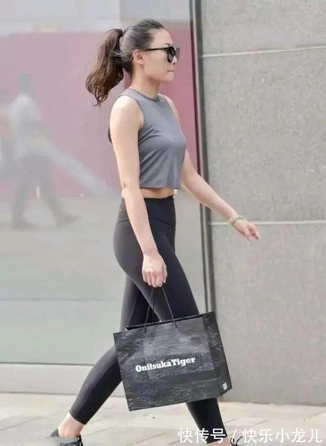 小迪 华丽典雅的瑜伽裤穿搭帅气有魅力,显得身材修长高挑,减龄美丽