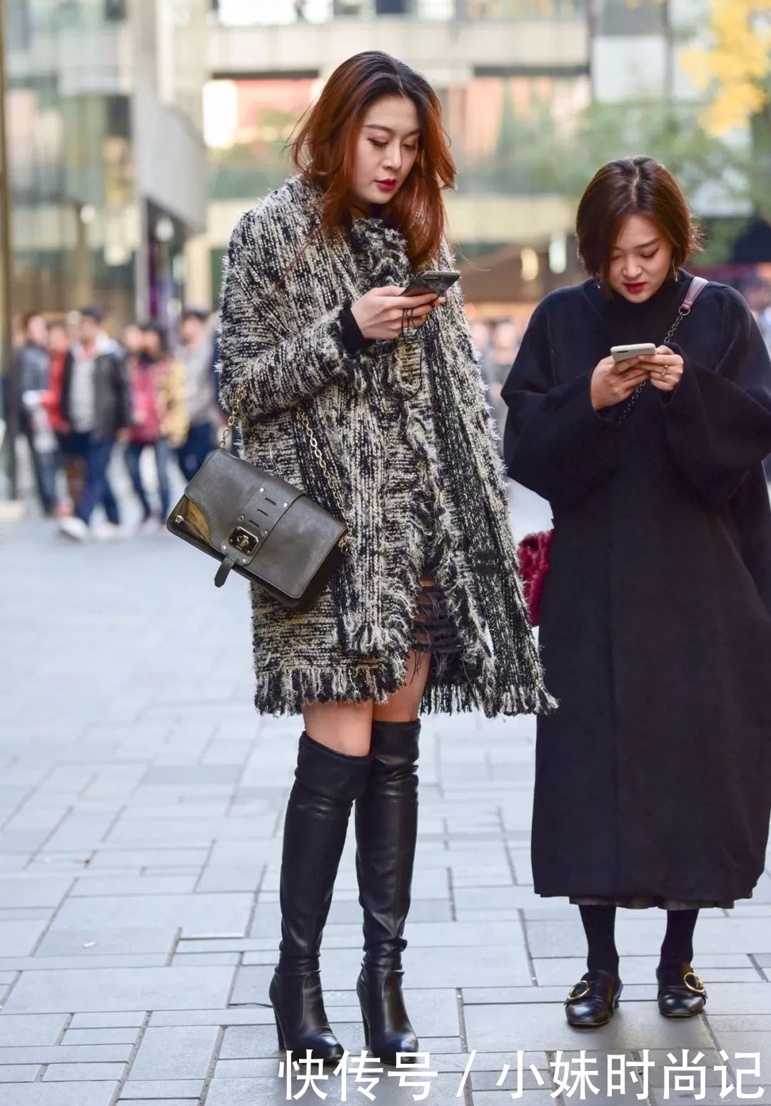 简单|街拍:简单时尚的秋冬穿搭,气质大衣+过膝长靴搭配,温度与风度并存