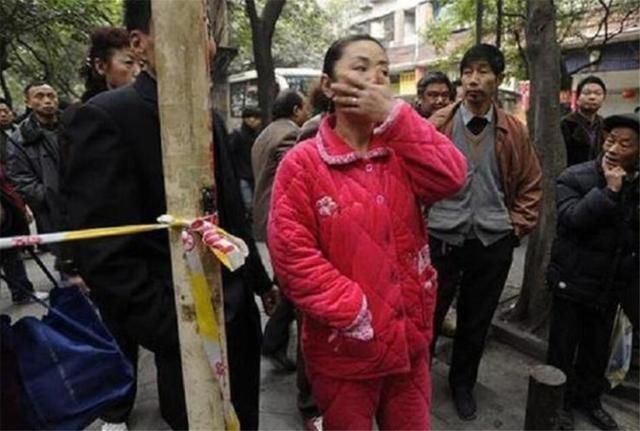 小婉|妈妈穿睡衣接孩子放学,孩子拒绝也不悔改,怒道我有穿衣自由