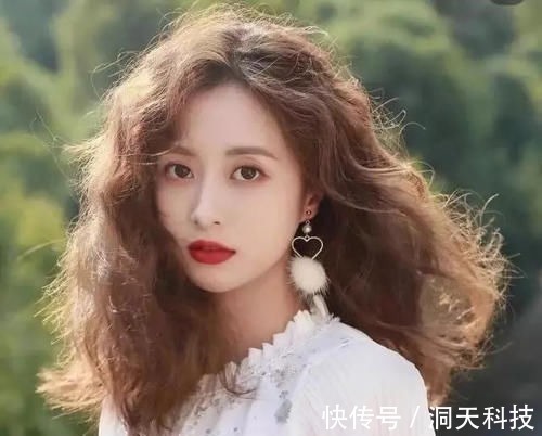 头发 40岁女人头发不要剪太短,今年流行这3款发型,好看减龄又显气质