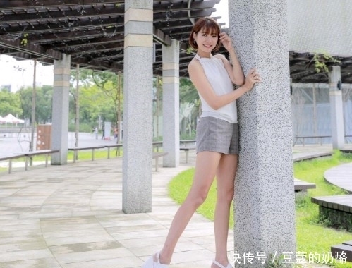 婀娜多姿|街拍:婀娜多姿的白衣小姐姐,妩媚迷人,勾勒出性感的身材