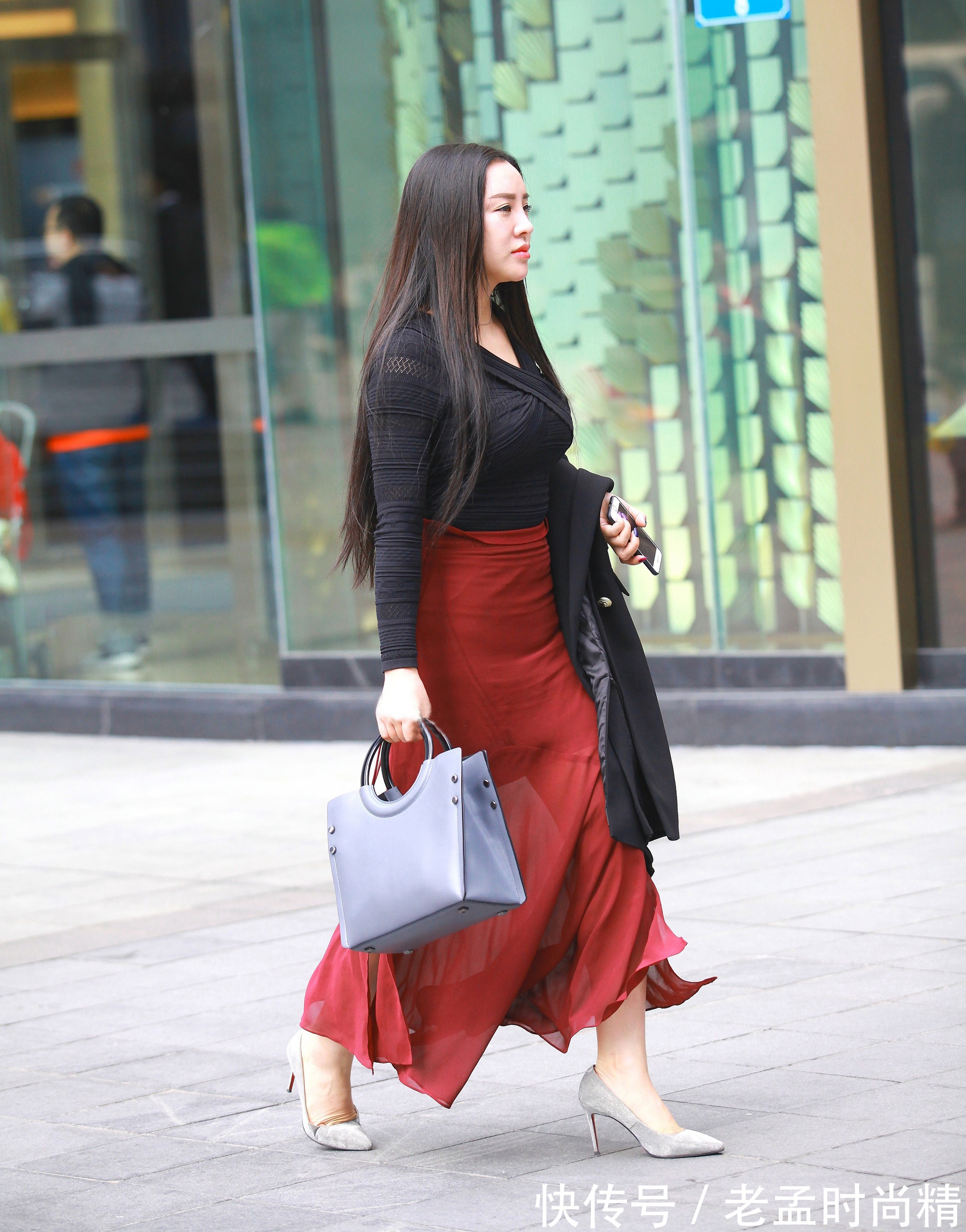 优雅|优雅大气的红黑搭配,黑色针织衫配红色半身裙,成熟美丽又大方