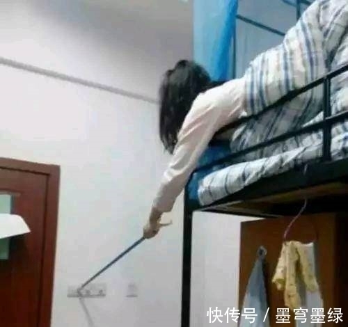 |搞笑图片幽默段子笑话:很机智的妹子,不下床也把灯关了呢