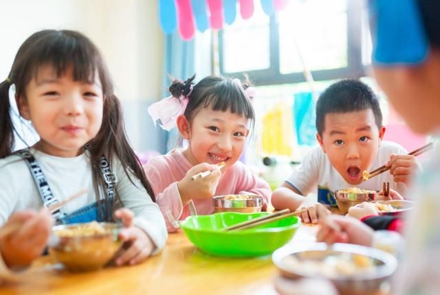 小雨|“我不会让娃3岁上幼儿园”，十年幼师说出的三个原因你认同吗