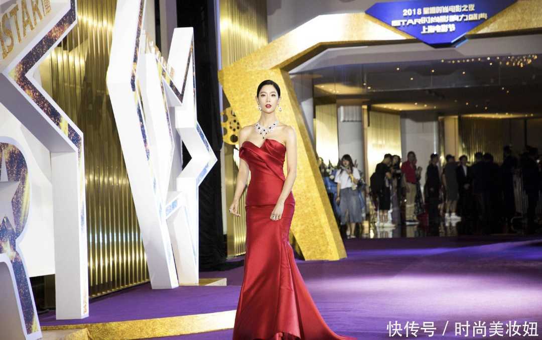 纤细感|被克拉拉“傲人身材”迷住,穿红色抹胸裙气质惊艳,这身材我酸了