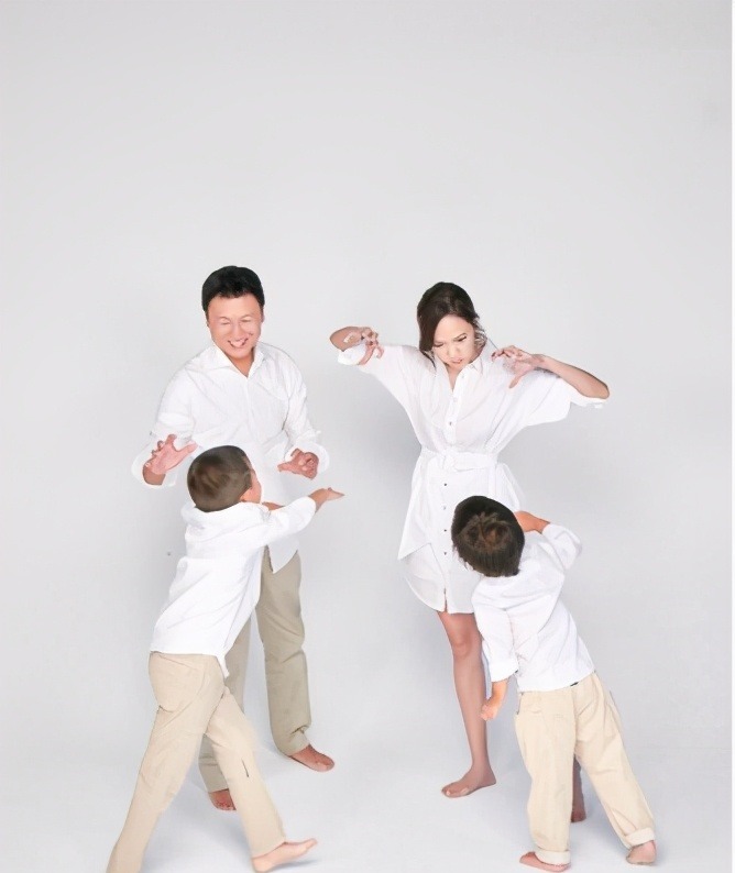 曝光|侯佩岑晒“情侣装”全家福!一家四口私下日常曝光