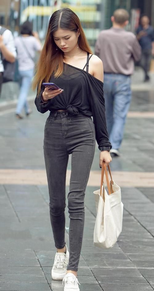 可爱|街拍美女灰色紧身牛仔裤搭配黑色上衣的美女,可爱的小姐姐