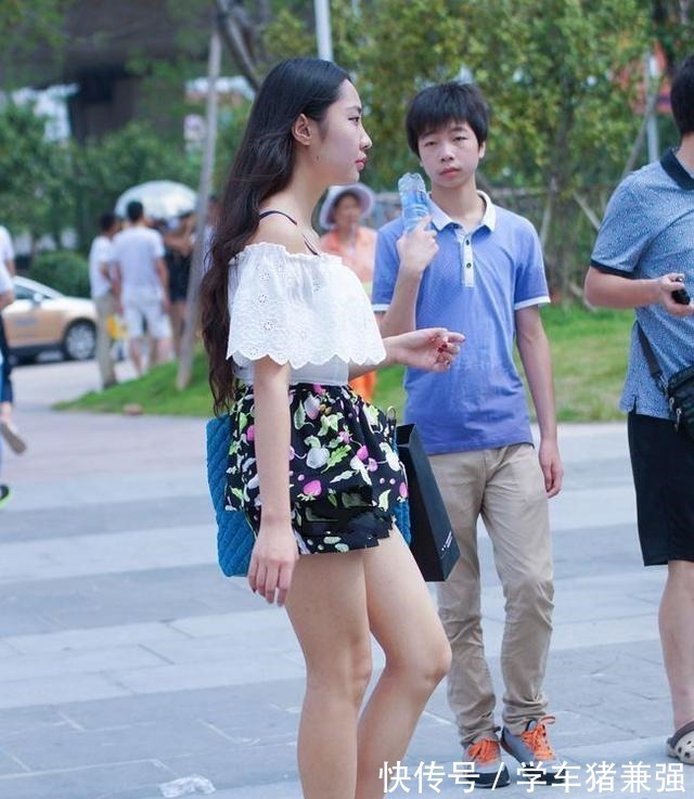 女人味 白色一字肩折叠上衣搭配碎花折叠短裤,女人味十足,小孩都没忍住!