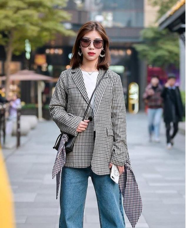 街拍：美女一件黑色上衣，一条低腰牛仔裤，走在街头潇洒帅气