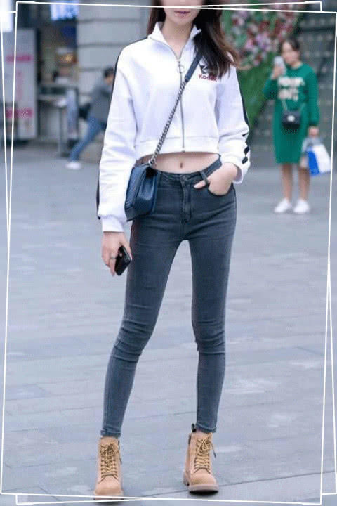 柔软舒适的牛仔布料,穿起来不单调,感觉到很休闲