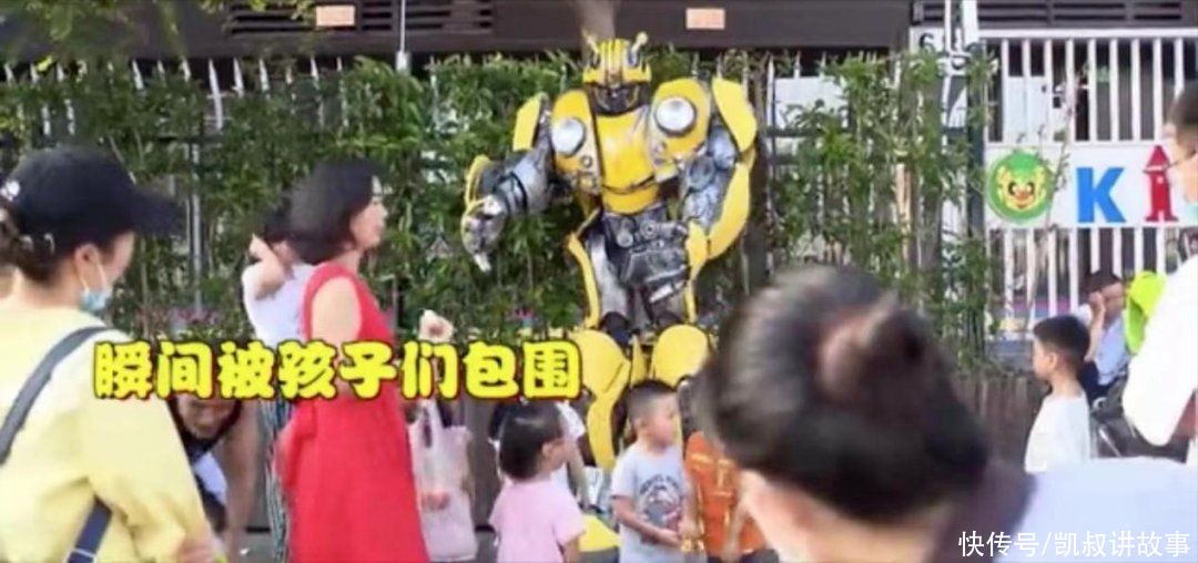 奥特曼|爸爸陪女儿散步，妈妈跟拍一年，网友：太幸福了