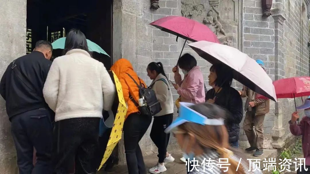 凉爽|秋日细雨，游客持伞游新县