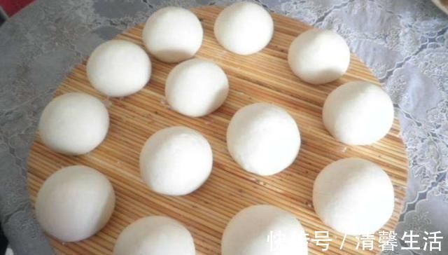 酵母|蒸馒头只会加水难怪做出来的不好吃，教你这1招，馒头松软好吃