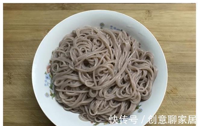 家常|家常米线多加一勺酱，越吃越香，拿肉都不换，做法也简单