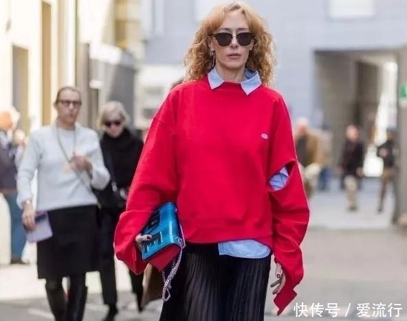 今年开春不流行单穿卫衣了,建议叠穿混搭,这3种搭配可以参考