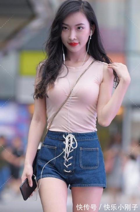 牛仔裤|时尚粉色无袖短衫搭配绑带牛仔裤,青春减龄的夏日穿搭,简单时尚