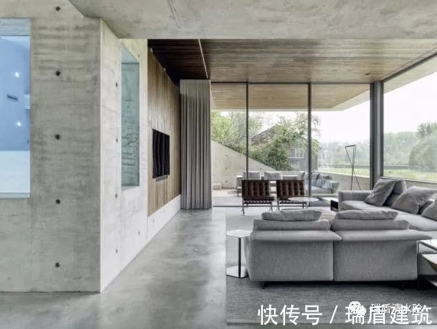 清水混凝土打造出的22°别墅