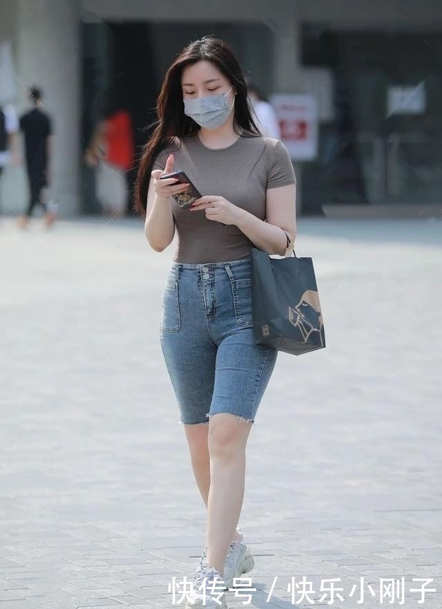 小姐姐 “露胃”打底裤的美女,用心挑选和搭配的女生,简单有型