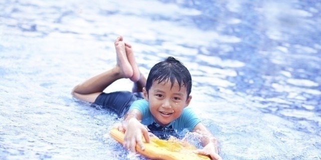 游泳|儿科专家:不只是游泳能帮助孩子蹿个,坚持2个习惯,孩子半年长高9厘米