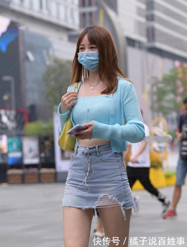 青春感|浅蓝色修身针织套装,搭配牛仔裙,彰显浓浓青春感