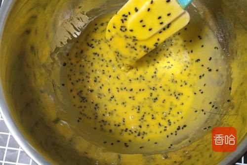  1碗面粉4个鸡蛋，用筷子搅一搅，轻松烙出酥香脆的鸡蛋卷