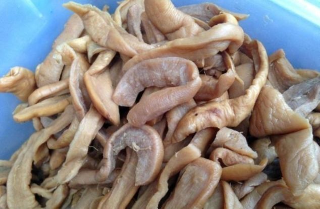 大妈挑担卖稀罕小吃,路人好奇却不买,吃货认出后50元连筐买走