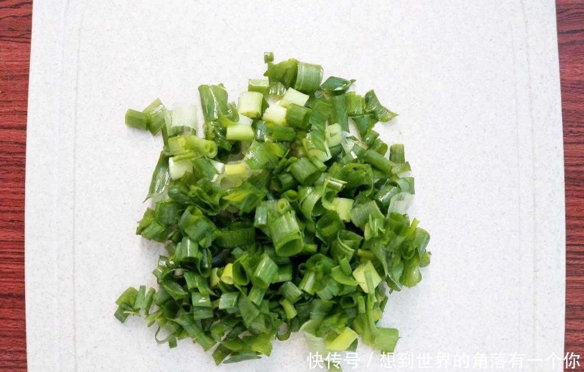 剩下的饺子皮怎么办？加点葱花擀成饼，煎一煎，满口酥脆