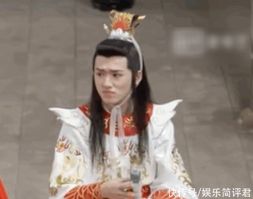 路透照|宋亚轩玩游戏好认真，拖鞋证明清白，却意外暴露自己的身高