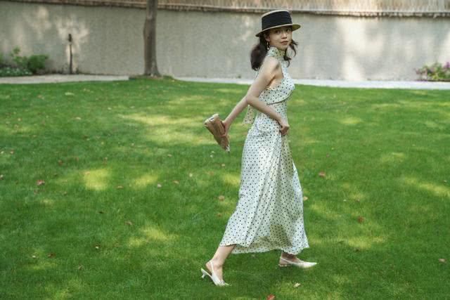 奔四的女人尽量少穿牛仔裙，看看三木这样穿多美，优雅大气上档次