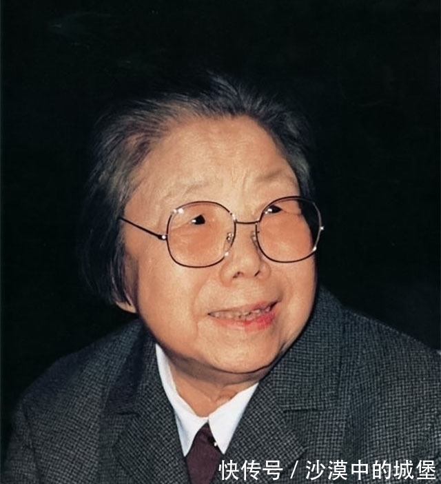 硬笔#邓颖超的硬笔字迹,刚柔并济,绵里藏针,洒脱飘逸,有明清闺秀风