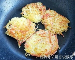 一个土豆就能做出3人的早餐，外酥内软不油腻，孩子吃了忘不了！