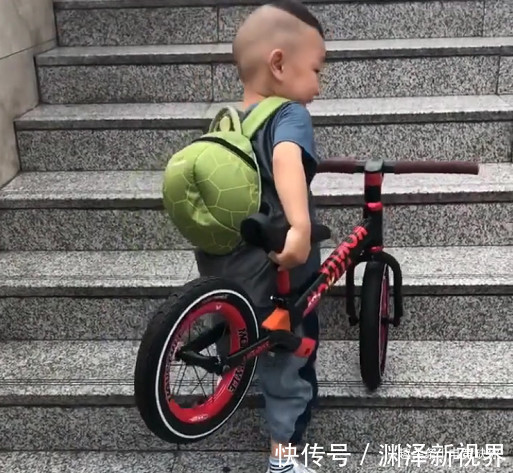 宝宝|“男子汉宝宝”火了,搬着自行车上楼梯的那一刻“男友力”爆棚
