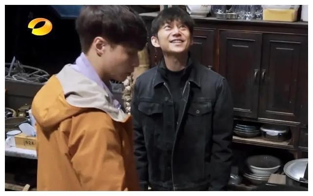 张艺兴是来抢黄磊饭碗的？做饭专业，和节目组斗智斗勇稳占上风