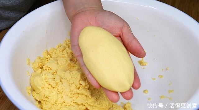 饼子|玉米面不要只做窝窝头了，试试这样做，连挑食的人也能吃2个