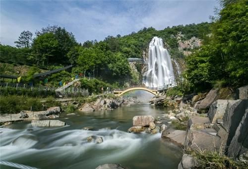 岳西彩虹瀑布风光美 贴心服务让游客沐春风