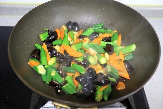 凉拌|秋葵别老凉拌了,和这2种菜同炒倍儿下饭,脆嫩鲜香有滋味