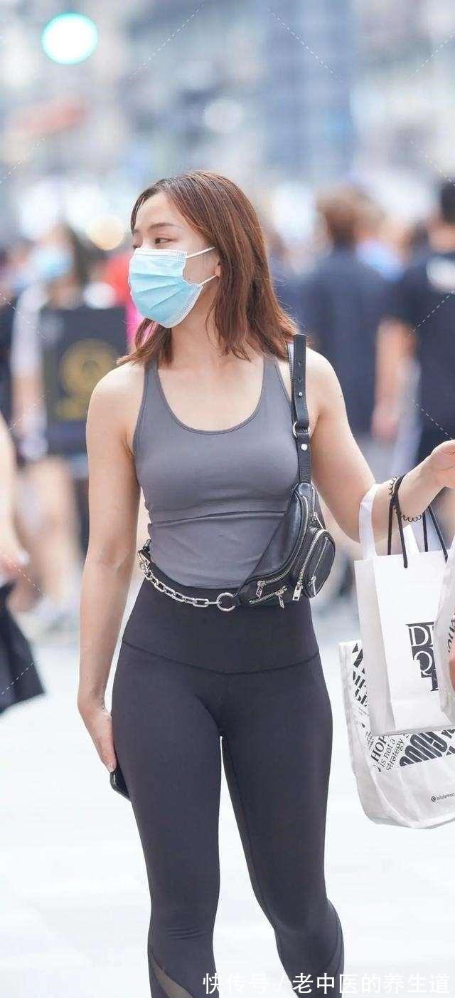 上半身 打底裤搭配简洁的鞋子显得娇美多姿,显得和蔼可亲,非常修身!