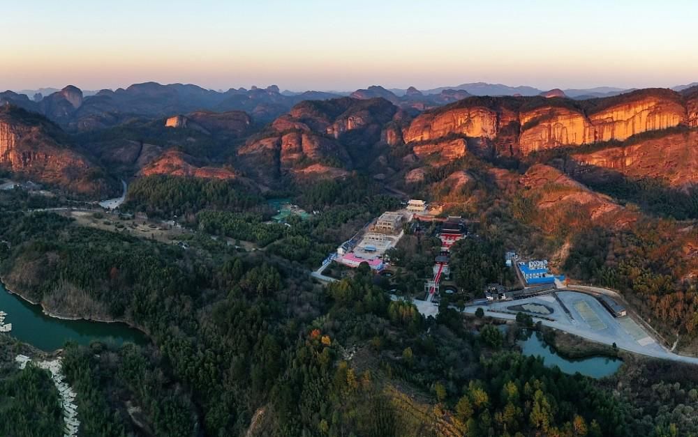 江西龙虎山：航拍日出时分龙虎山景区，与朝阳相互辉映