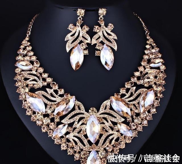 图案 项链从来都是女人的焦点,它的价值从没消失过,有与众不同的光芒