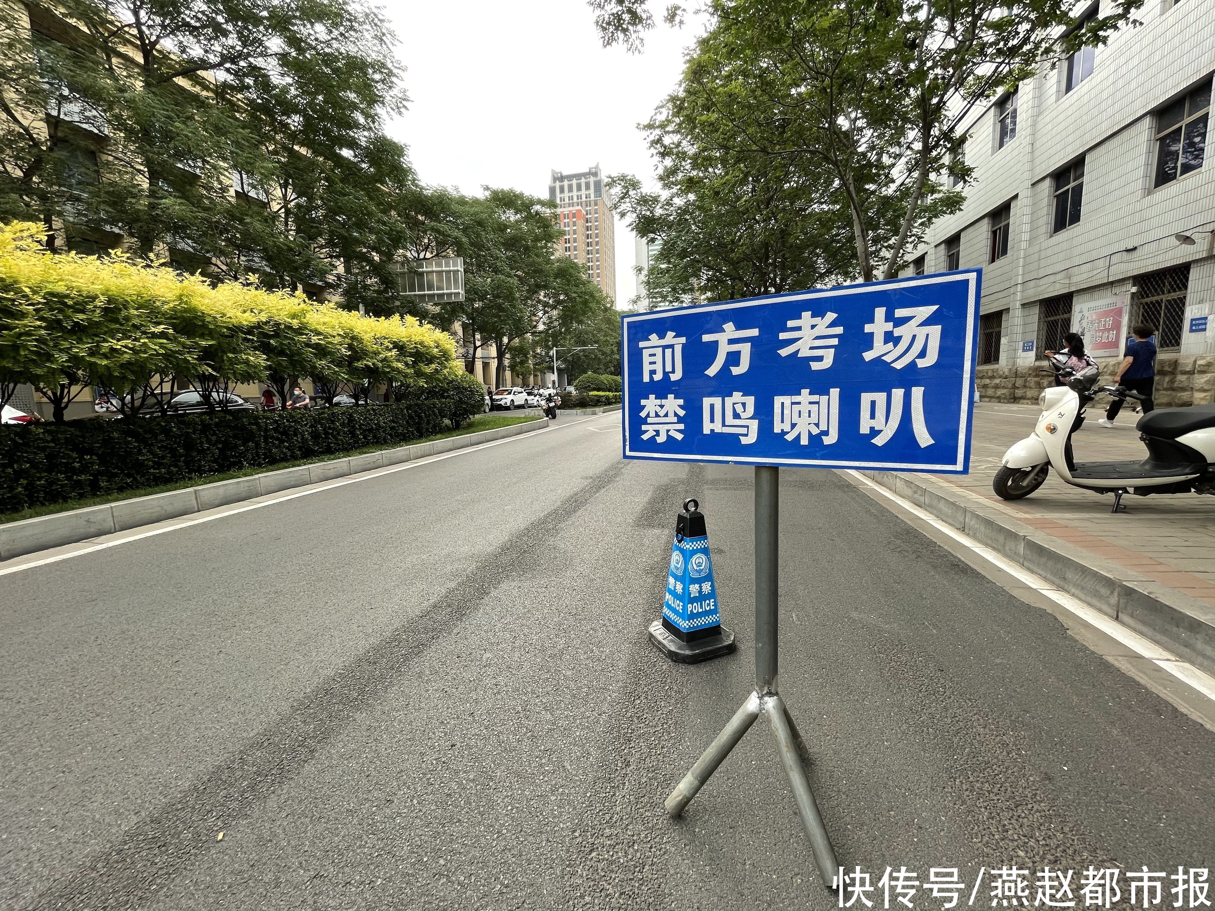 考点|高考首日，石家庄家长花式送考