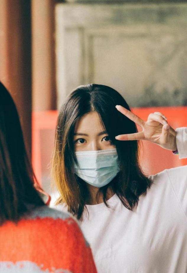 出镜|双金得主杨倩罕晒度假照,打扮随性姿势中二,淡妆出镜气质大变样