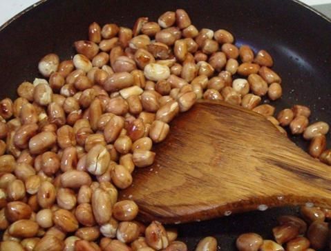 别再只会做油炸花生米了，饭店大厨通常这样做，吃着更香更美味